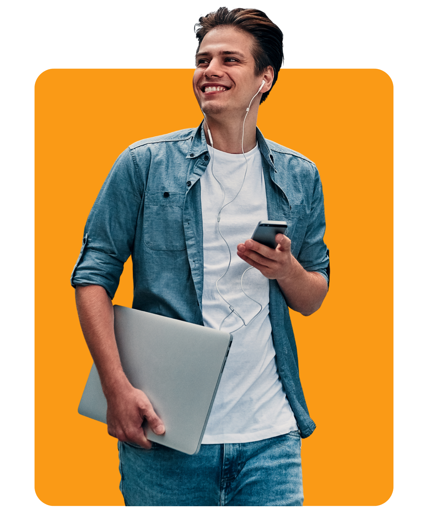 Estudante com notebook e celular na mão